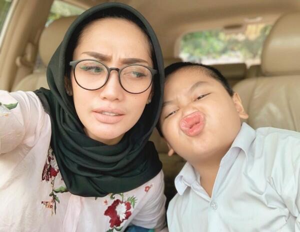 Jadi Emak-emak Cerewet di MasterChef, 10 Potret Keseharian Mama Lita