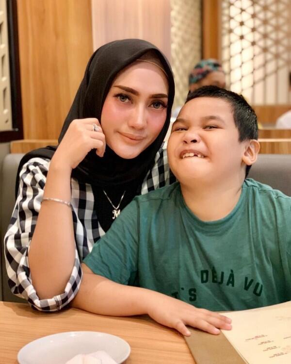 Jadi Emak-emak Cerewet di MasterChef, 10 Potret Keseharian Mama Lita