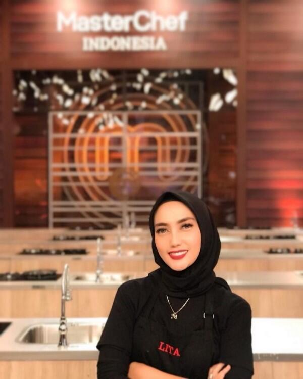 Jadi Emak-emak Cerewet di MasterChef, 10 Potret Keseharian Mama Lita