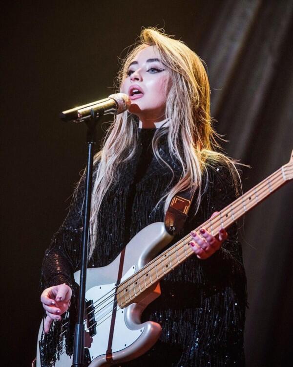 10 Fakta Menarik Sabrina Carpenter yang Bikin Kamu Makin Ngefans