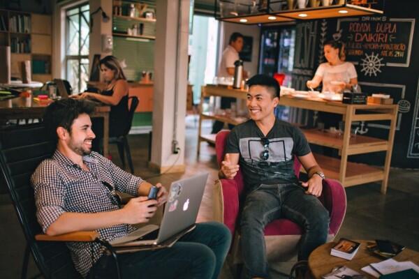 5 Tips Mempertahankan Persahabatan Meskipun Jarak Memisahkan