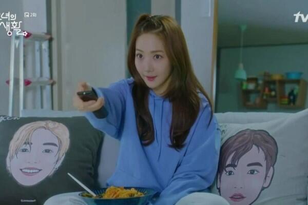 8 Kebiasaan Fangirl Ini Pasti Kamu Temukan di KDrama Her Private Life