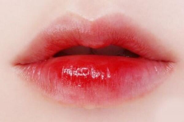 6 Rekomendasi Lipstik Warna Pucat Buat Gaya Ombre