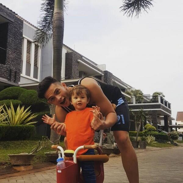Jahat di Sinetron Cinta Suci, 10 Potret Kevin Kambey yang Kebapakan