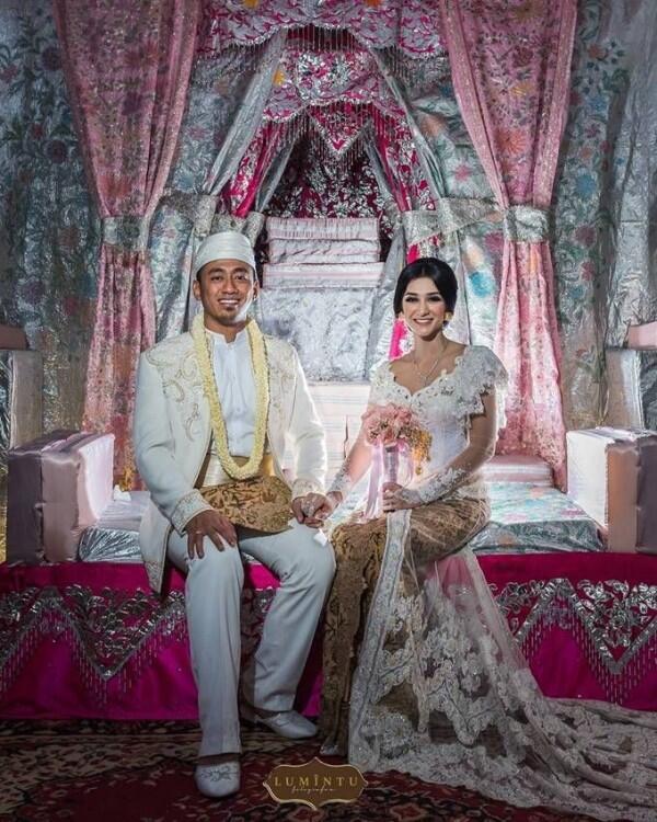 Pernah Gagal Menikah, 10 Kemesraan Fanny Ghassani & Suaminya Sekarang