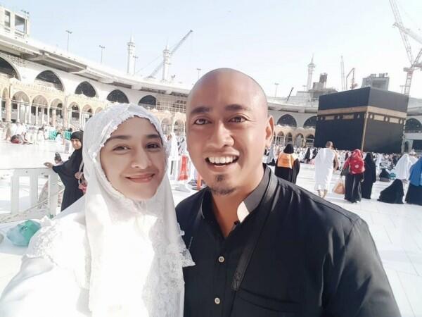 Pernah Gagal Menikah, 10 Kemesraan Fanny Ghassani & Suaminya Sekarang