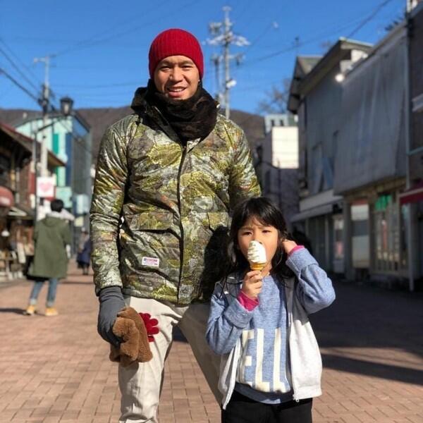 10 Potret Samuel Rizal yang Kebapakan, Manis Banget Sama Sang Anak!