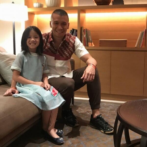 10 Potret Samuel Rizal yang Kebapakan, Manis Banget Sama Sang Anak!