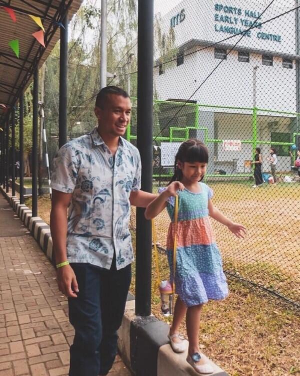 10 Potret Samuel Rizal yang Kebapakan, Manis Banget Sama Sang Anak!