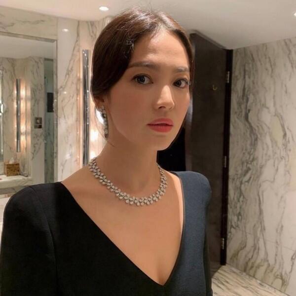 Ketemu Andy Lau, 10 Potret Song Hye Gyo di Acara Hong Kong Film Awards