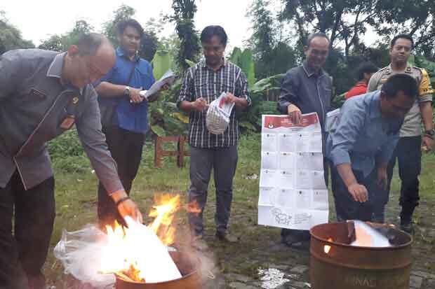 Jelang Pencoblosan, KPU Tangsel Bakar Ribuan Surat Suara Rusak