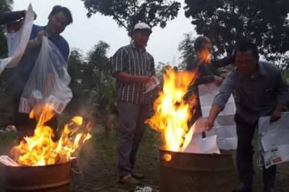 Jelang Pencoblosan, KPU Tangsel Bakar Ribuan Surat Suara Rusak