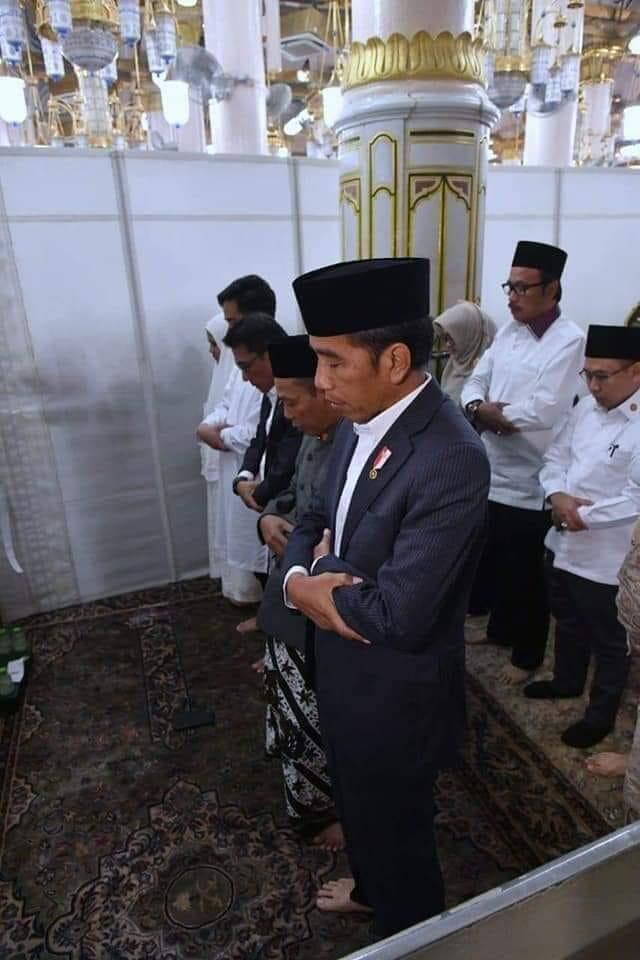 Shaf Salat Jokowi Campur Perempuan Disindir, Pakai Baju Londo Lagi