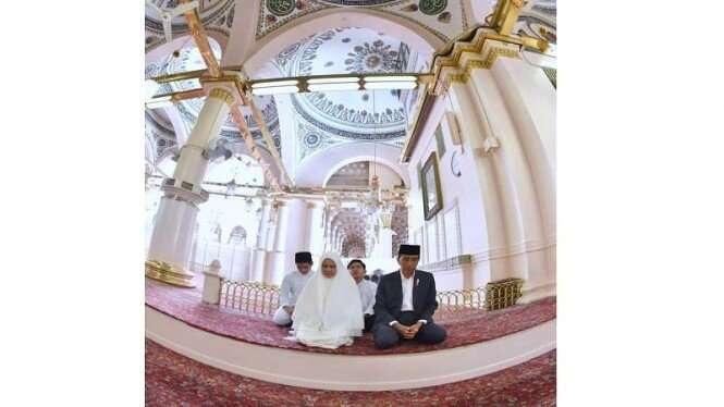 Di Masjid Nabawi, Jokowi Ziarah Makam Rasulullah