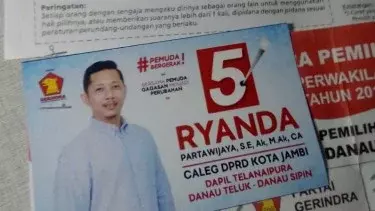Ketua RT Sebar Kartu Caleg Gerindra Saat Bagikan Undangan Pemilu