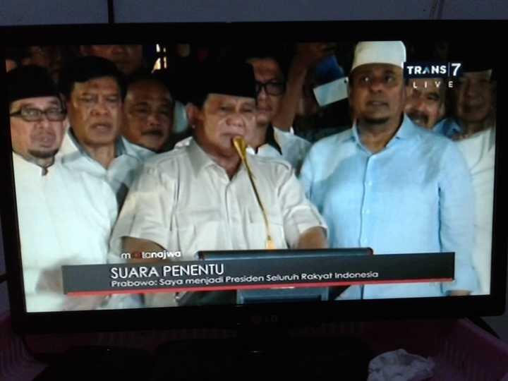 Prabowo Sujud Syukur Klaim Menang 62 Persen Berdasarkan Real Count