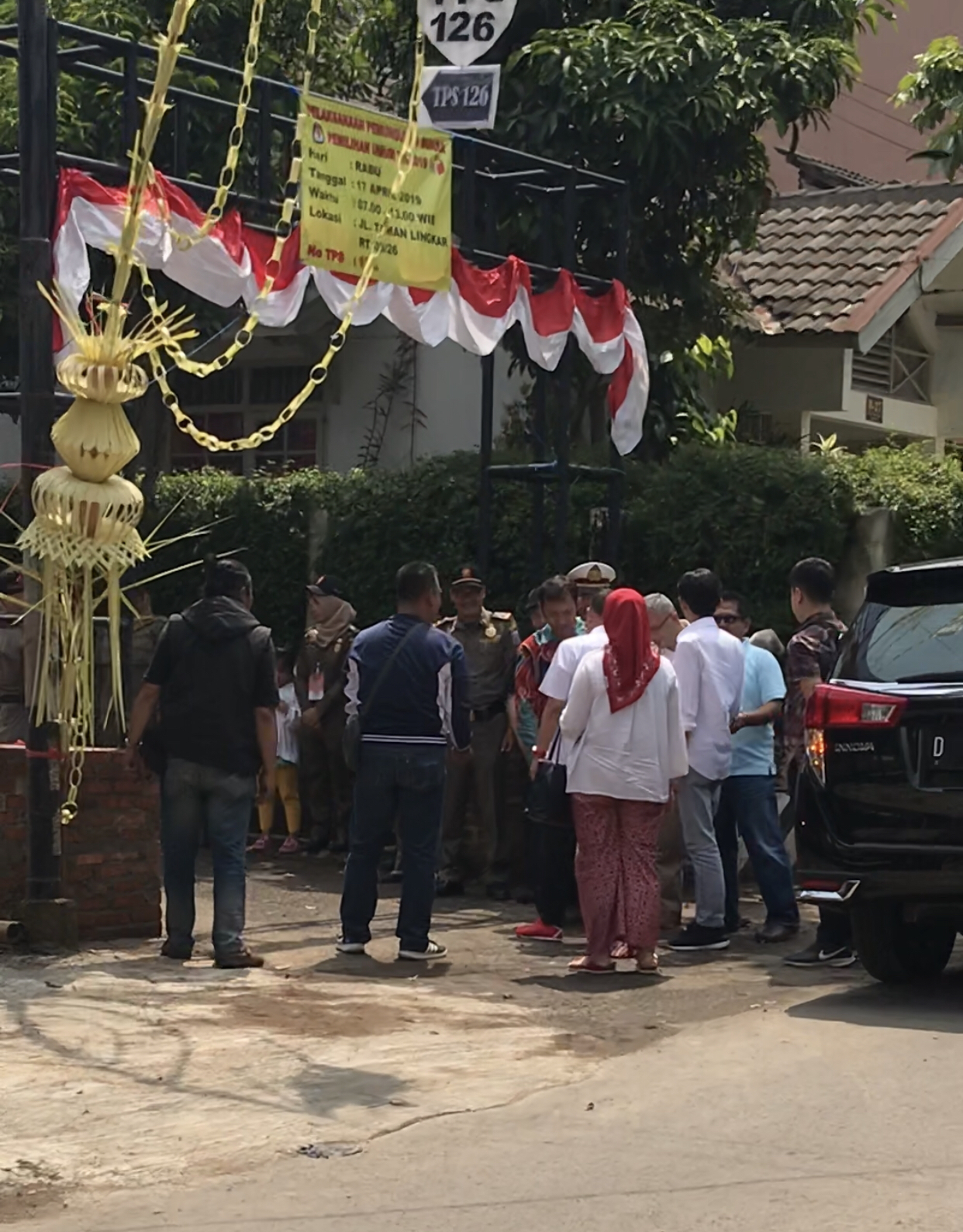 Kunjungan Kejutan Ridwan Kamil ke TPS Dekat Rumah