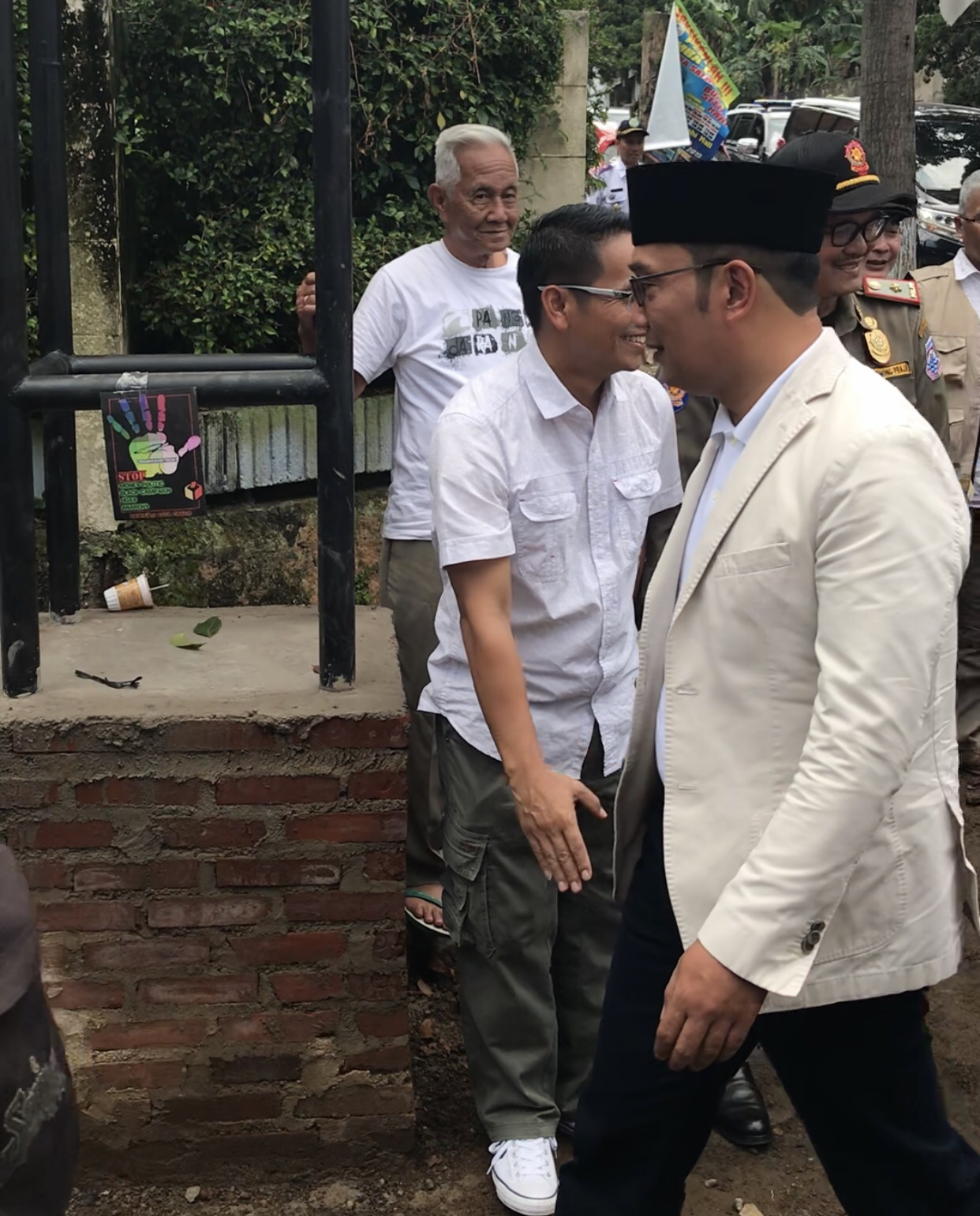 Kunjungan Kejutan Ridwan Kamil ke TPS Dekat Rumah