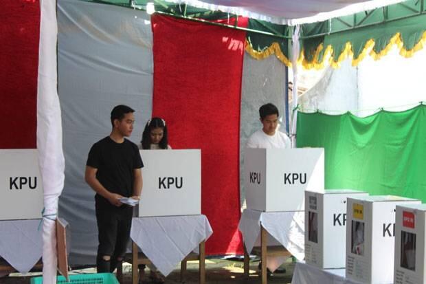 Anak dan Menantu Jokowi Kompak Memilih di TPS 38 Manahan