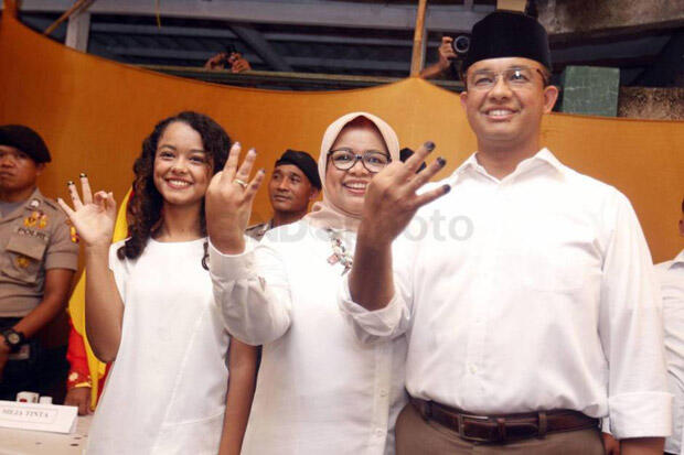 Usai Nyoblos, Anies Foto Tiga Jari di TPS
