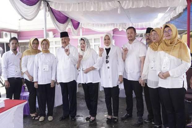 Kompak, Alex Noerdin dan Keluarga Nyoblos Pakai Baju Putih