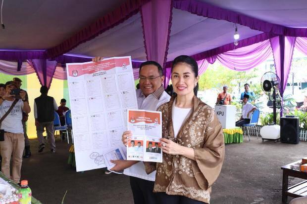 Bupati Musi Banyuasin Salurkan Hak Pilih di TPS 45 Kelurahan Balai Agung