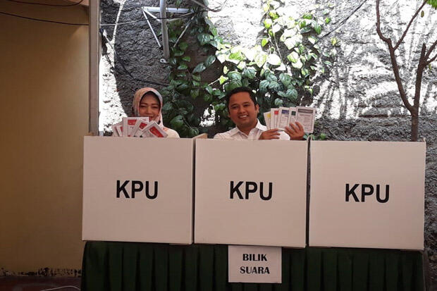Wali Kota Tangerang Kesulitan Saat Nyoblos, Datang ke TPS Salah Kostum