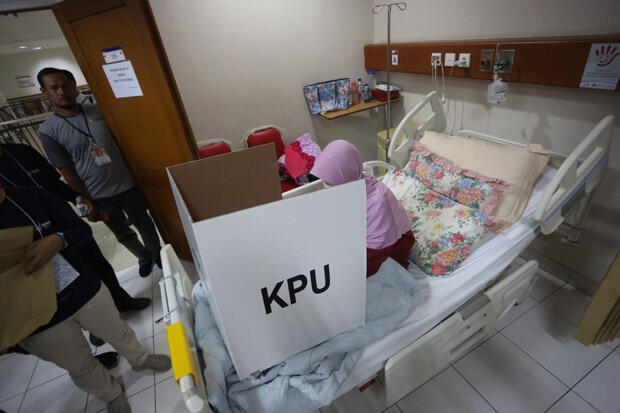 Akomodir Hak Pilih, Petugas KPPS Berkeliling Datangi Kamar Pasien RSCM