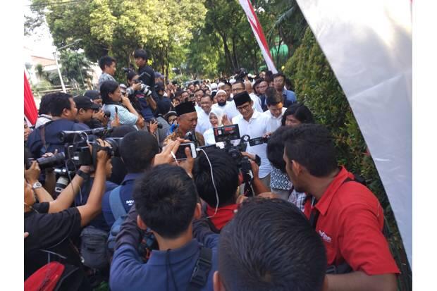Bacaan Salawat Iringi Langkah Sandiaga Uno dan Keluarga ke TPS 02