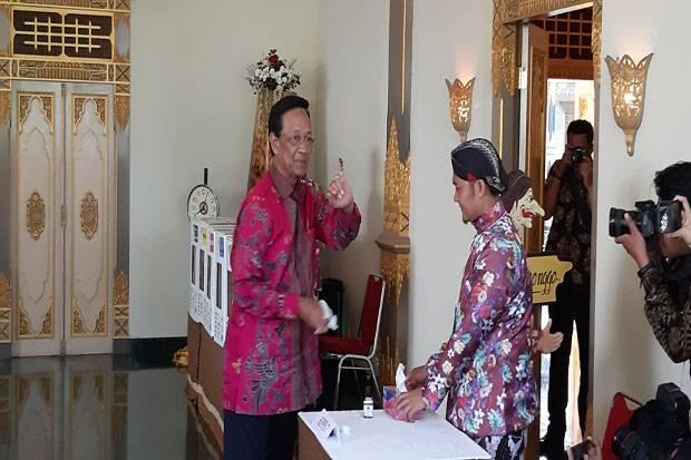 Nyoblos, Sultan HB X Butuh 10 Menit di Bilik Suara