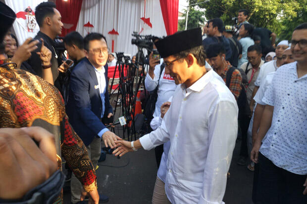 Usai Nyoblos, Sandiaga Uno Foto Bareng Warga