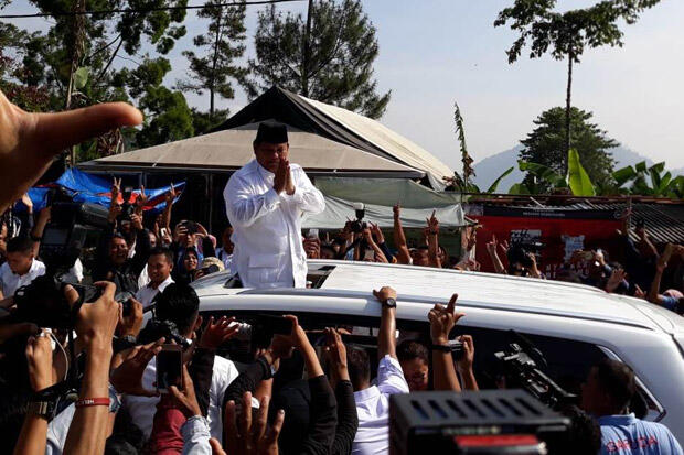 Usai Mencoblos, Prabowo Pulang Sambil Menyapa Warga