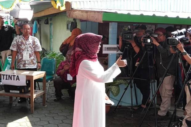 Usai Nyoblos, Ibunda Jokowi Tunjukkan Bekas Tinta di Jempol Kanan