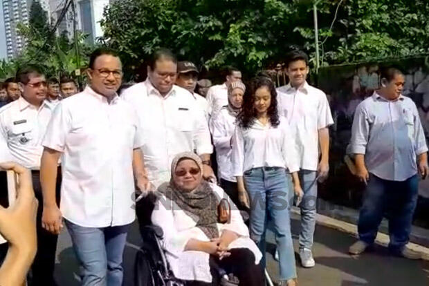 Berangkat ke TPS, Anies dan Keluarga Kompak Kenakan Kemeja Putih dan Jeans