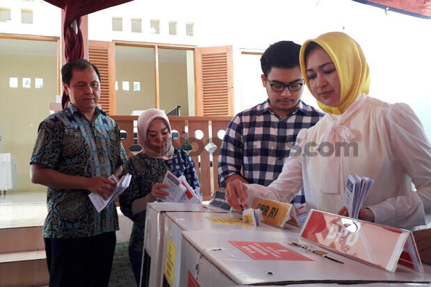Nyoblos di TPS 28, Airin Berharap Partisipasi Warga Tangsel Tinggi
