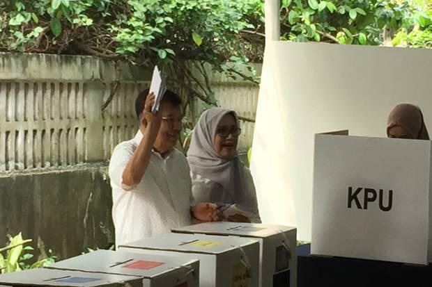 Nyoblos, Istri JK Salah Masukin Surat Suara ke Kotak Suara