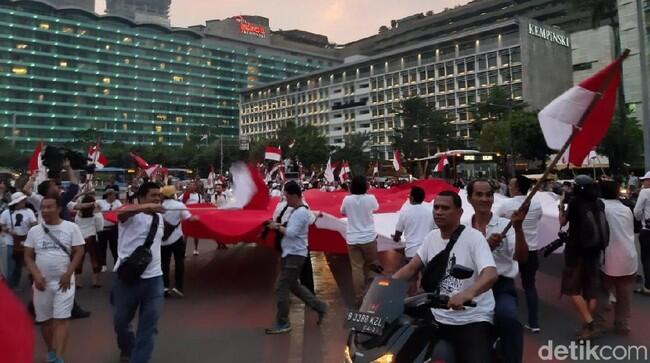 Pendukung 01 Pawai Lewati Bundaran HI, Teriak Jokowi Hebat