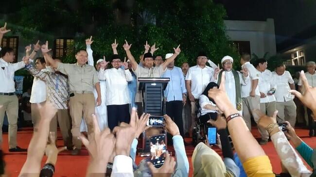 Tanpa Sandiaga, Prabowo Klaim Menang 62% dan Sujud Syukur