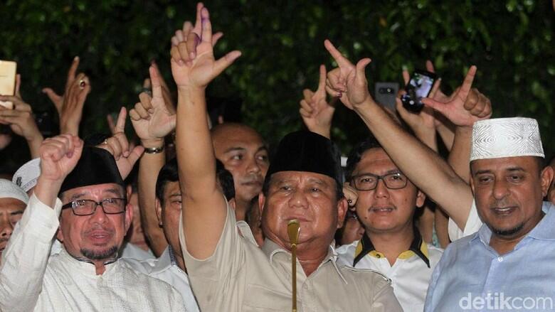 &#91;BREAKING NEWS&#93; Prabowo Klaim Menang dan Sujud Syukur