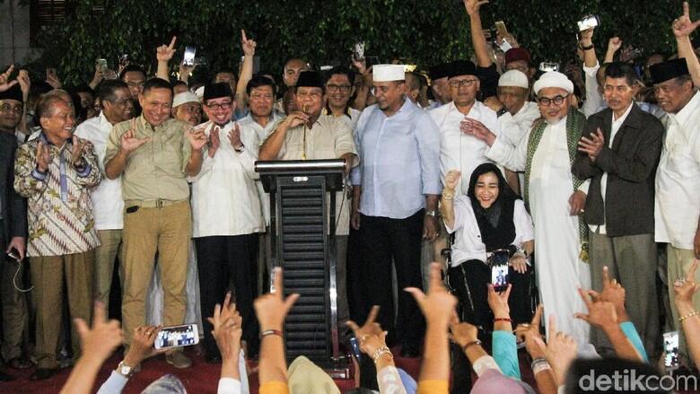 &#91;BREAKING NEWS&#93; Prabowo Klaim Menang dan Sujud Syukur