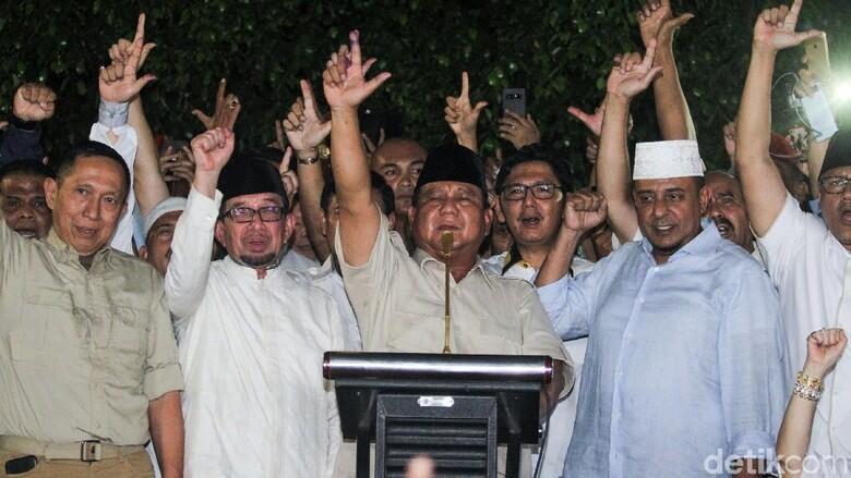 &#91;BREAKING NEWS&#93; Prabowo Klaim Menang dan Sujud Syukur