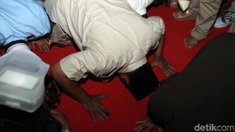 &#91;BREAKING NEWS&#93; Prabowo Klaim Menang dan Sujud Syukur