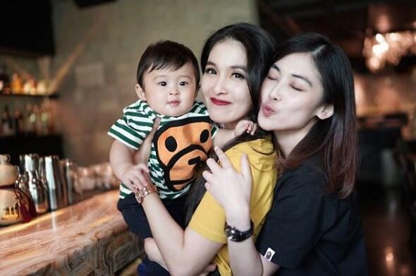 Lebih Pilih Jadi Karyawan TV , Ini 7 Potret Cantik Kartika Adik Sandra Dewi