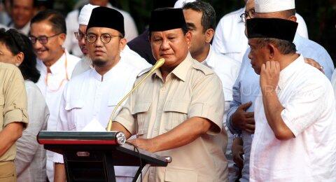 Jadi Sorotan Warganet, Momen Prabowo Tanya Arah Kiblat Sebelum Sujud Syukur