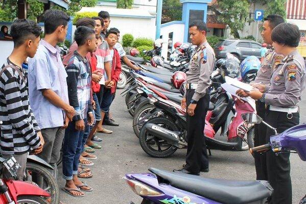 Komunitas, Perkumpulan Pembentuk Jati Diri?