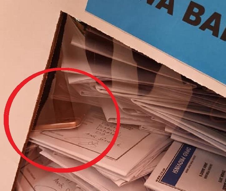DUH! Foto Viral "PENAMPAKAN ANEH" Dalam Kotak Suara Ini Bikin Netizen Penasaran!