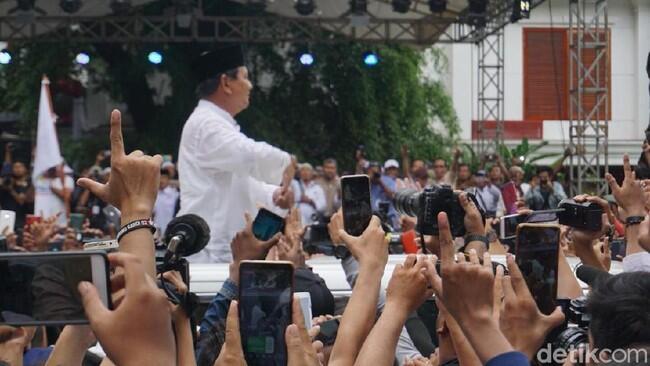 Prabowo Sapa Pendukung di Kertanegara Usai Salat Jumat