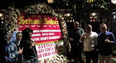 Karangan Bunga Ucapan Selamat Berjejer di Kediaman Prabowo