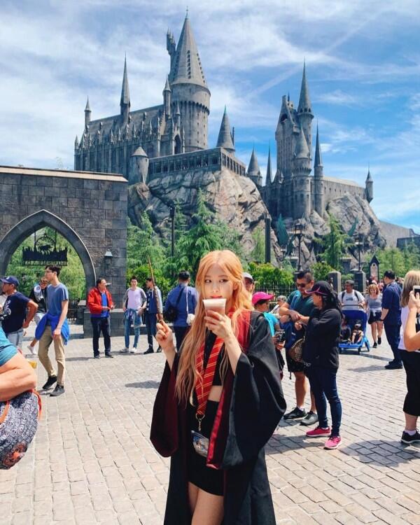 10 Gaya Fashionable BLACKPINK jadi Turis di Universal Studio Hollywood