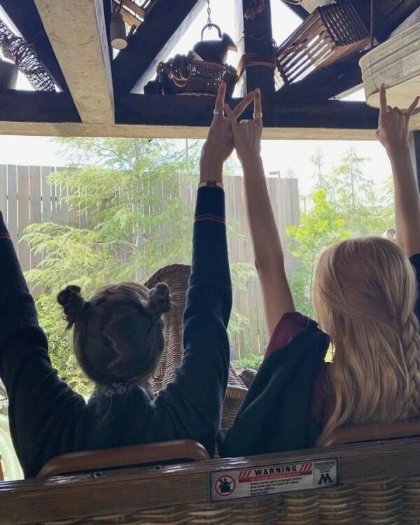 10 Gaya Fashionable BLACKPINK jadi Turis di Universal Studio Hollywood